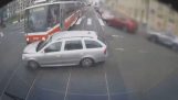 Auto zwischen zwei Straßenbahnen eingeklemmt
