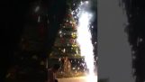 Fuegos artificiales prendieron fuego al árbol de navidad