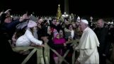 Pope dras för hand