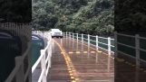 Eine schwimmende Brücke für Autos