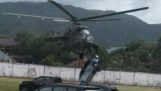 Helikopter botst met auto's tijdens de landing