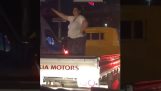 Μια γυναίκα χορεύει στην καρότσα ενός ημιφορτηγού (Fail)