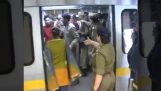 Policías de la palmada hombres que estaban en vagones de las mujeres (India)