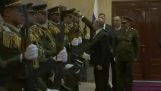 Poutine renvoie le cap à un membre de la garde d'honneur palestinien