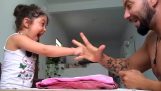 Een vader spelen rock-paper-scissors met zijn dochter