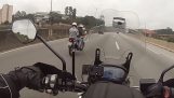 से बचने के चोरों के लिए एक राजमार्ग के खिलाफ Motorcyclist चाल
