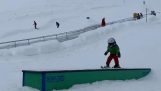 Et barn gør det trick “skiløb med hoved”