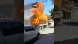 Truck zabalené v plamenech se pohybuje vysokou rychlostí