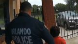 Een meisje van 6 jaar oud wordt gevangen door de politie (VERENIGDE STATEN)