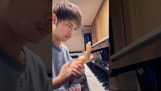 A tocar piano com um dedo trêmulo