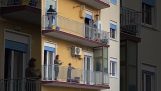 Οι Ιταλοί τραγουδάνε στα μπαλκόνια λόγω του κοροναϊού