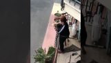 Uma mulher na Itália toca flauta na varanda