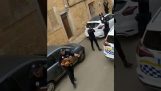 Cops chanter aux résidents pendant la restriction (Espagne)