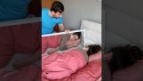 Han vaknade sin fru med en spegel