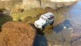 Ένα Land Rover διασχίζει μια παγωμένη λίμνη
