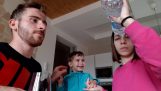 Os pais mostram um truque de mágica em seu filho pequeno