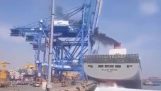 Ship kolliderer med kran i havn (Korea)