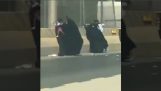 Vahşi bir arbedede burka olan kadınlar