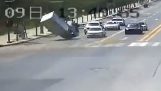 En lastebil reiser seg plutselig i lufta