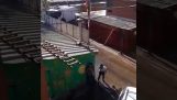 Ha sfidato la polizia puntando la schiena (Cile)