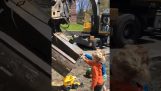 L'operatore dell'escavatore intrattiene due bambini piccoli