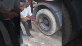 Presentar un camión con su rueda