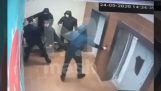 Οι κλέφτες προσπάθησαν να ξεφύγουν με το ασανσέρ
