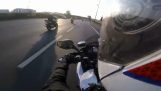 Αστυνομικοί με μοτοσικλέτες καταδιώκουν ένα σκούτερ (Γαλλία)