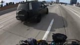 Motociclista aiuta un automobilista in autostrada