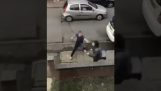 Un uomo ferma un ladro