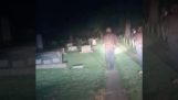 दो बहादुर पुलिस अधिकारी एक कब्रिस्तान में गश्त करते हैं