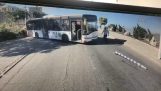 Un autobús casi se cae de un acantilado.