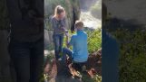Heiratsantrag zu einem Wasserfall