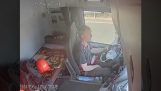 Οδηγός φορτηγού αποκοιμήθηκε στο τιμόνι