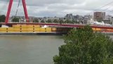 Φορτηγό πλοίο συγκρούεται σε γέφυρα