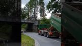 Ένα ανατρεπόμενο φορτηγό περνά κάτω από χαμηλή γέφυρα