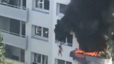 2人の子供が3階から飛び降りて火を免れる