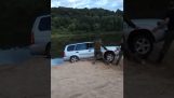 Hanno provato a togliere una macchina dalla sabbia