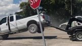 Οδηγός προσπαθεί να ξεφύγει από γερανό που σηκώνει το αυτοκίνητό του