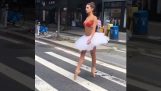 Zwei Ballerinen die Straße überqueren
