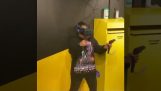 Leikkii VR: n kanssa ensimmäistä kertaa