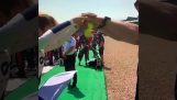 Οδηγός της Formula 1 δοκιμάζει τα αντανακλαστικά του πριν τον αγώνα