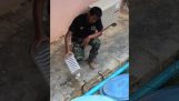 Hoe een cobra te vangen met een plastic fles