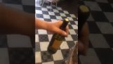 Ett annat sätt att öppna en flaska vin utan korkskruv