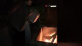 Han försökte tända en eld med bensin