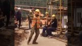 Stavebný robotník tancuje pre svojich kolegov