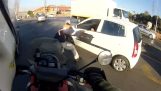 Moottoripyöräilijä auttaa autoilija uhri ryöstö (Etelä-Afrikka)