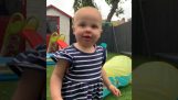 Маленькая девочка играет в прятки