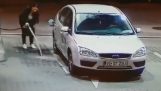 Kobieta próbuje dostać benzynę (Rumunia)