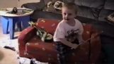 Uma criança está feliz com seu grande pirulito